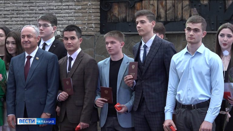Выпускникам-отличникам владикавказских школ вручили золотые медали