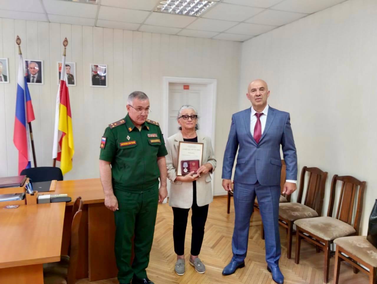 Матери пропавшего без вести в ходе СВО рядового Марата Давыдова вручили медаль сына «За отвагу»