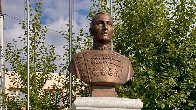 В Монголии завершили установку памятника дважды Герою Советского Союза Иссе Плиеву