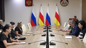 Сергей Меняйло паддзахадон хæрзиуджытæ радта, сæрмагонд æфсæддон операцийы зонæйы йе хæстæ æххæстгæнгæйæ чи фæмарди, уыцы æфсæддонты хæстæджытæн