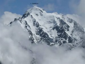 Спасатели выдвинулись на помощь альпинистке, получившей травму при восхождении на гору Адайхох