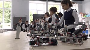 18 скъолайы æмæ иу колледжы ног къуырийы байгом уыдзысты æнæпилотон тæхæг аппараттæ кæм ахуыр кæндзысты, ахæм кълæстæ