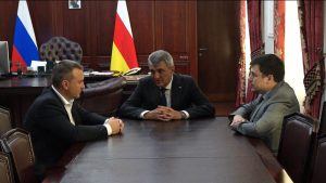 Сергей Меняйлойæн кусæг фембæлд уыди Уæрæсейы реставраторты Цæдисы президент Вячеслав Фатинимæ