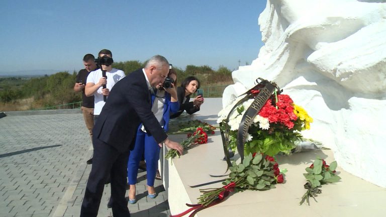 В Северной Осетии сегодня вспоминают жертв схода ледника Колка