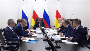 Сергей Меняйлойы разамындæй уыд, энергетикæйы стæй цæрæнуæтты-коммуналон хæдзарады куыстуæтты экономикон рæзты программæйы фæдыл æмбырд