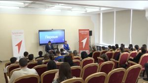 Фыццæгты змæлды Управленийы разамонæджы пресс-секретарь Максим Ходыкин Дзæуджыхъæуы сæмбæлд Цæгат Ирыстоны змæлды активисттимæ