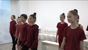 Сывæллæтты дæнцæгæн хæссинаг театр «Премьерæ» -йы артистты схорзæхджын кодтой «Уæрæсейы рекордты чиныджы» сертификаттæй