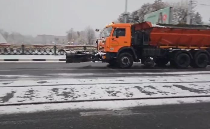 Из-за снегопада дороги Владикавказа начали обрабатывать пескосоляной смесью