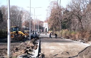 Благоустройство Комсомольского парка во Владикавказе продолжается