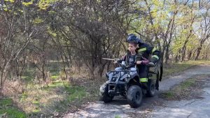 10-летний Вадим Чуев помог пожарным скорее добраться до места возгорания сухостоя на своем квадроцикле