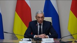 Уæллаг Ларсы арæны сæрты ацæуыны бармæ æнхъæлмæ кæсынц 3 мин уæзласæн машинæйы бæрц