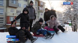 Снегопад во Владикавказе значительно прибавил работы коммунальным службам и порадовал юных горожан