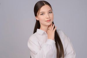 Ученица первой школы Кизляра Джамиля Батырханова стала лидером народного голосования Всероссийского конкурса «Моя история с Дневник.ру»