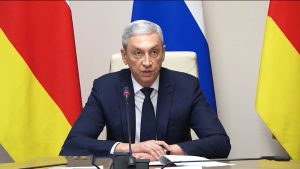 Цæгат Ирыстоны фæндæгтыл Уæллаг Ларсы арæны сæрты ацæуыны бармæ æнхъæлмæ кæсынц 250 уæзласæн машинæйы