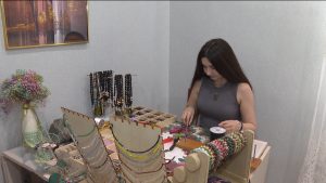 Бедойты Нино æмæ Козаты Фатимæ сæхи къухтæй аразынц, абарæн кæмæн нæй, ахæм цымыдисаг дзаумæттæ