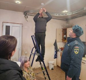 В домах маломобильных граждан устанавливают автономные дымовые пожарные извещатели