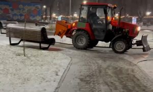 Дороги и тротуары Владикавказа с раннего утра обрабатывают пескосоляной смесью