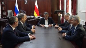 Сергей Меняйло фембæлд Уæрæсейы Федералон Æмбырды закъондæттæг къамисы уæнгтимæ