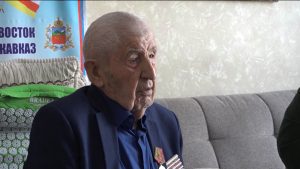 Ветеран Пагæты Алыксандр æнхъæлмæ кæсы 9-æм майы *рцыдмæ