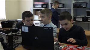 Дзæуджыхъæуы 27-æм скъолайы ахуырдзаутæ æнтыстджынæй архайынц робототехникæйы сфæлдыстадон иугонды