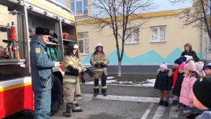 Огнеборцы провели экскурсию для воспитанников детского сада