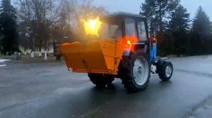 Дороги Владикавказа обрабатывают пескосоляной смесью