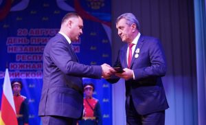 Сергей Меняйло поздравил с днем рождения президента Южной Осетии Алана Гаглоева