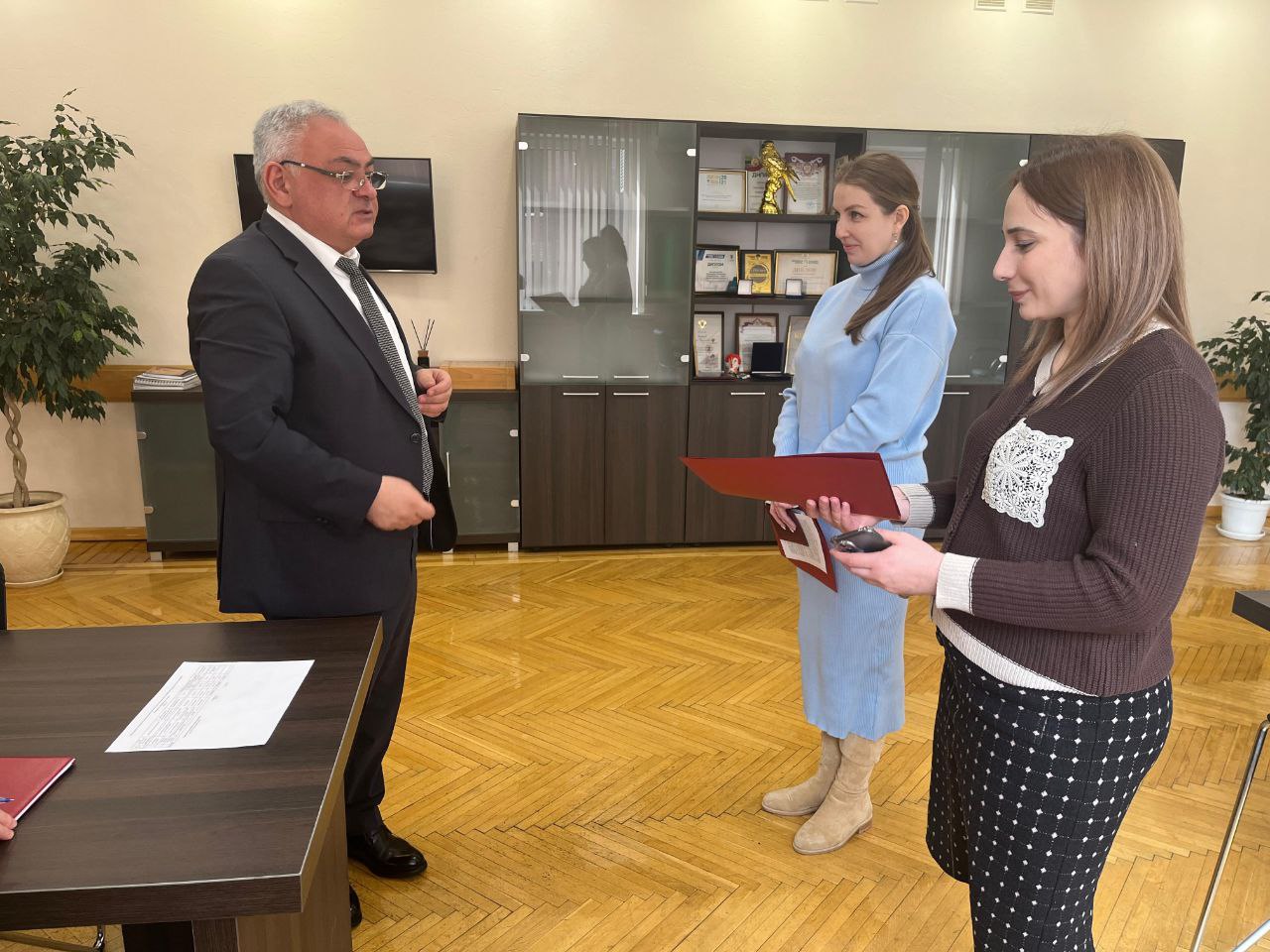 В Минсельхозе республики прошло вручение сертификатов на строительство и приобретение жилья для жителей сельских районов В Минсельхозе республики прошло вручение сертификатов на строительство и приобретение жилья для жителей сельских районов