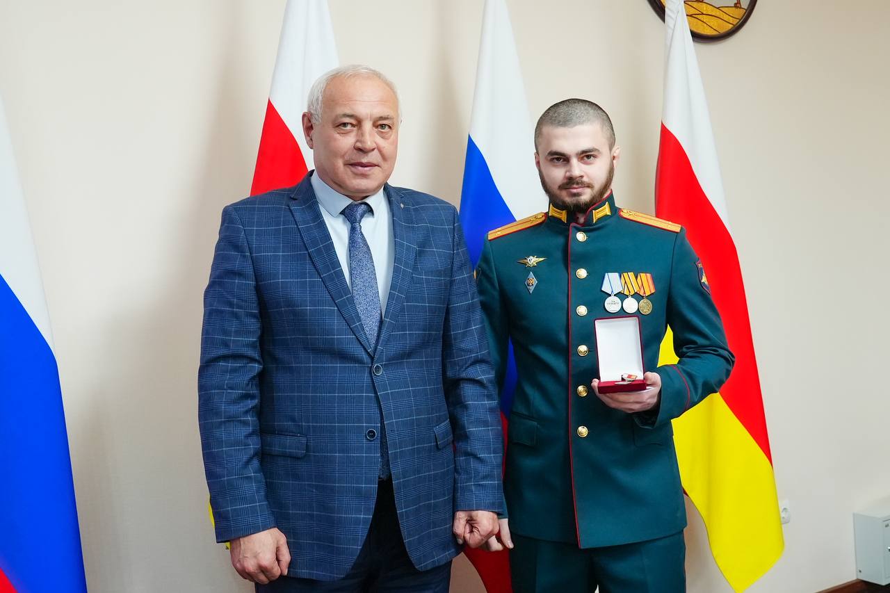 Вице-премьер Ирбек Томаев вручил медаль «Во Славу Осетии» участнику спецоперации, командиру танкового взвода Руслану Козаеву Вице-премьер Ирбек Томаев вручил медаль «Во Славу Осетии» участнику спецоперации, командиру танкового взвода Руслану Козаеву