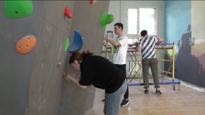 Дзæуджыхъæуы аразынц, йе *нæниздзинад хъыгдард кæмæн у, уыцы сывæллæттæн иннæты æмрæнхъ сæ бон архайын кæм уыдзæн, ахæм скалодром