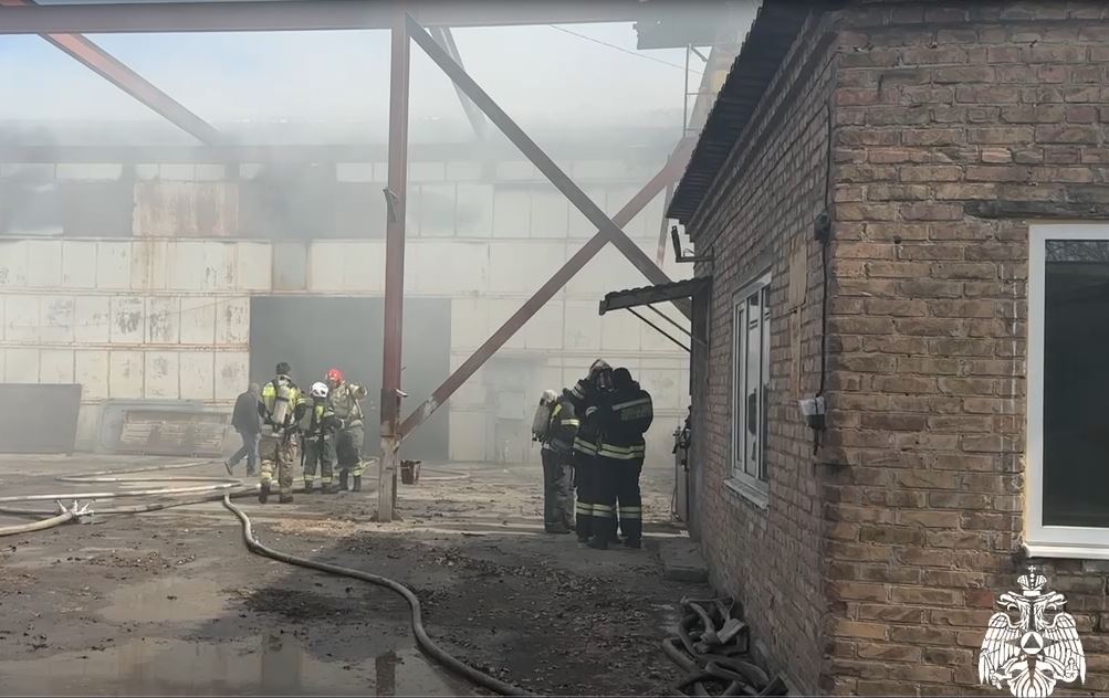 Пожарные предотвратили взрыв газовых баллонов в горящем складе во Владикавказе