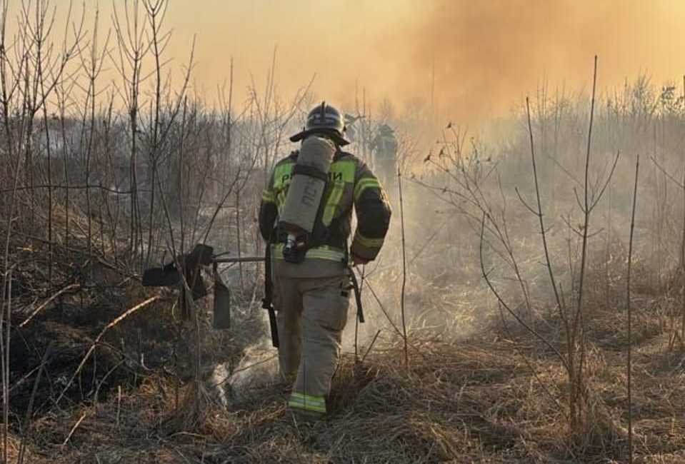 Возгорание сухостоя тушат в Правобережном районе