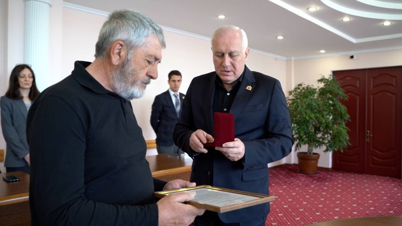 Вячеслав Мильдзихов передал медаль «Во Славу Осетии» родителям погибшего в зоне СВО Георгия Гадиева Вячеслав Мильдзихов передал медаль «Во Славу Осетии» родителям погибшего в зоне СВО Георгия Гадиева