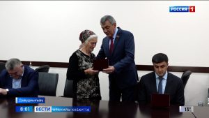 Сергей Меняйло Лæгдзинады ордентæ радта, 1955-æм азы чи фæдæлдон, уыцы нау «Новороссийскы» экипажы æдзард уæнгты хæстæджытæн