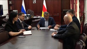 Сергей Меняйлойæн кусæг фембæлд уыд Уæрæсейы боксы Федерацийы генералон секреатры хæдивæг Сергей Игнатьевимæ