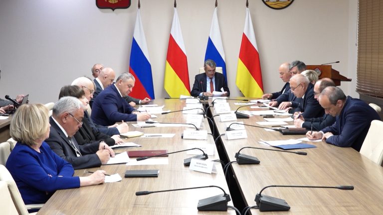 Аппаратное совещание: ситуация на Военно-Грузинской дороге, математическая подготовка школьников, расчистка ливневок во Владикавказе