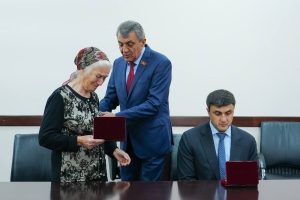 Сергей Меняйло передал ордена Мужества родным героев, погибших на борту линкора «Новороссийск», затонувшего в 1955 году