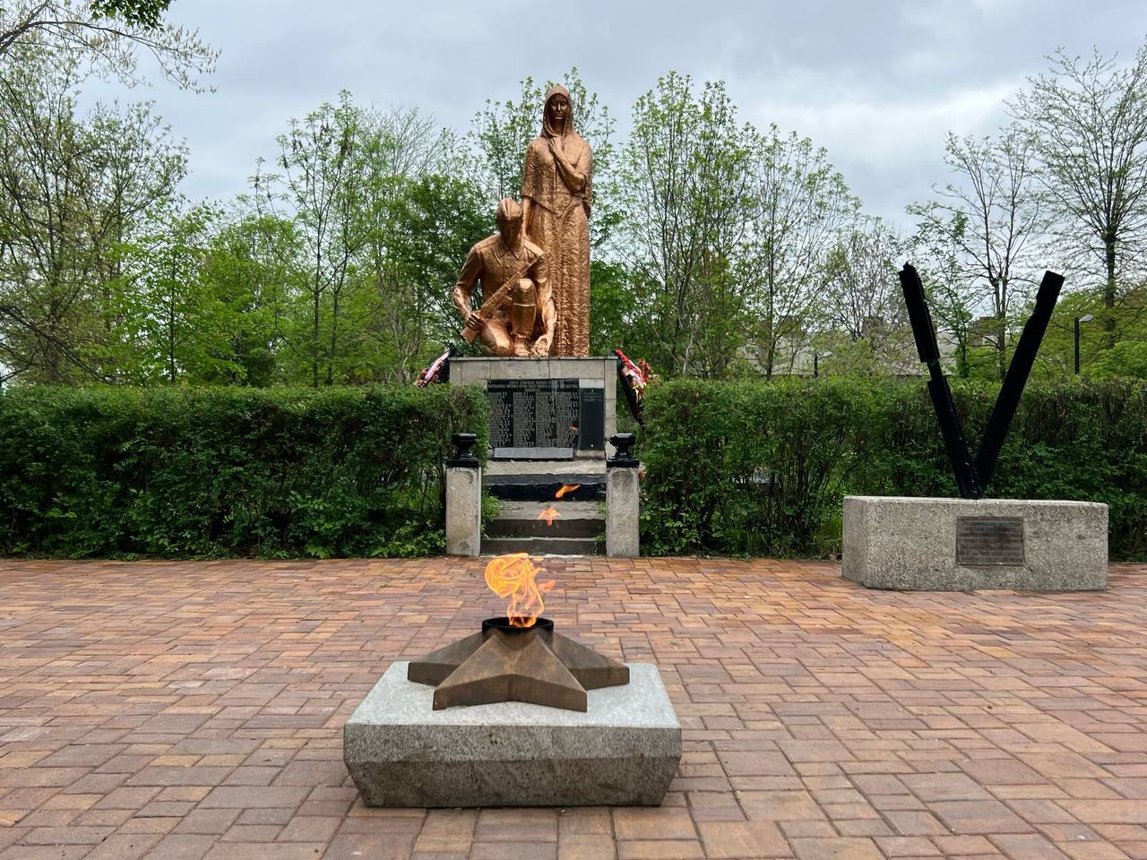 В Правобережном районе завершился капитальный ремонт Вечного огня в парке «Треугольник»