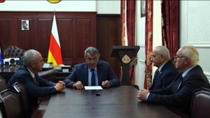 Сергей Меняйло бæрнон кусджытимæ æрныхас кодта паддзахадон æвзæгты тыххæй республикон закъоныл бакусыныл