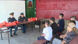 Разæй фæлладуадзæн æртæ мæйы, æмæ ууыл сывæллæттæ цин кæнынц