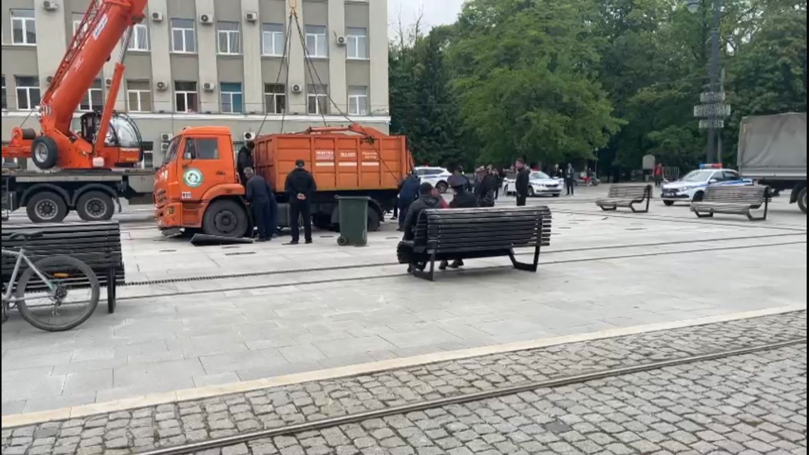 Машина коммунальных служб повредила фонтан на Площади Свободы Машина коммунальных служб повредила фонтан на Площади Свободы