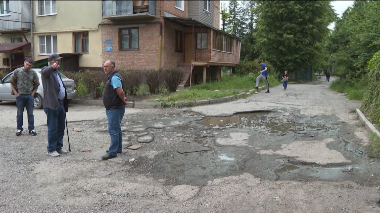 Народный фронт проверил состояние придворовых проездов во Владикавказе