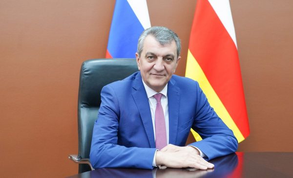 Сергей Меняйло поздравил жителей республики с Днем весны и труда