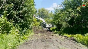 Масштабные работы по расчистке дорог ведутся в поселке Карца