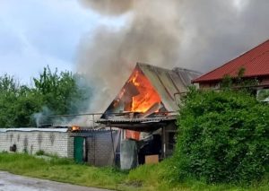 Сильный пожар произошел сегодня на территории частного домовладения в Мичурино