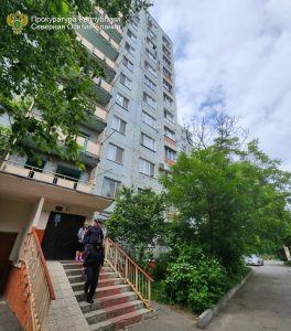 Из окна 12 этажа многоквартирного дома во Владикавказе выпал полуторагодовалый ребёнок