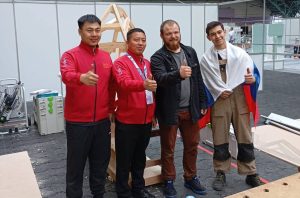 Студент из Северной Осетии Филипп Кабисов борется за звание лучшего плотника в Белоруссии