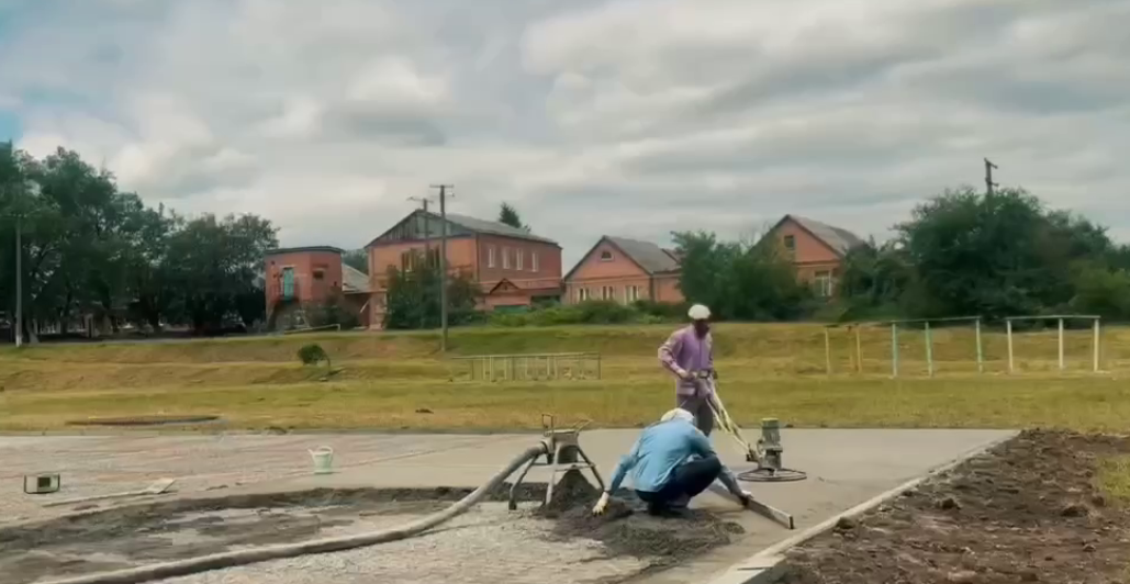 Футбольное поле и большую площадку для воркаута устанавливают в пос. Заводской Футбольное поле и большую площадку для воркаута устанавливают в пос. Заводской