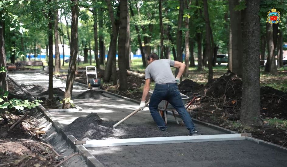 В сквере имени Гагарина во Владикавказе продолжается благоустройство