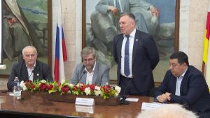 Дзæуджыхъæуы дарддæр цæуынц Уæрæсейы раззагдæр политологтæй иу –  Федор Лукьяновимæ наукон фембæлдтытæ